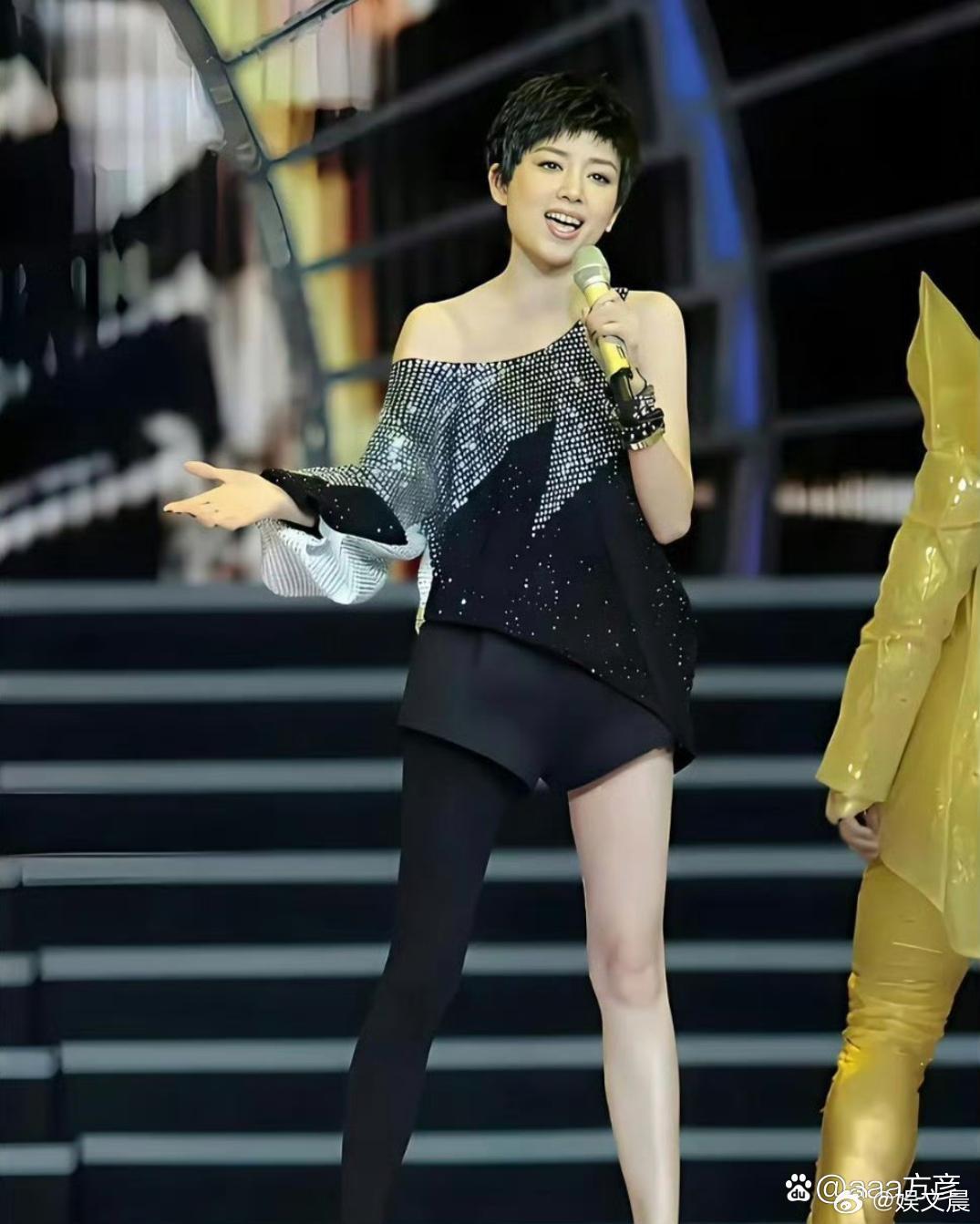 董洁剪短发登场，瞬间勾起网友讨论。习惯了她长发自带的清冷感，切换短发之后反差强烈