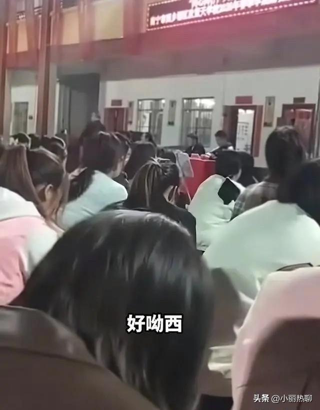 校长说“吆西”，真的是口误？还是不小心暴露了？
广西一学校校长，在该校召开的全校