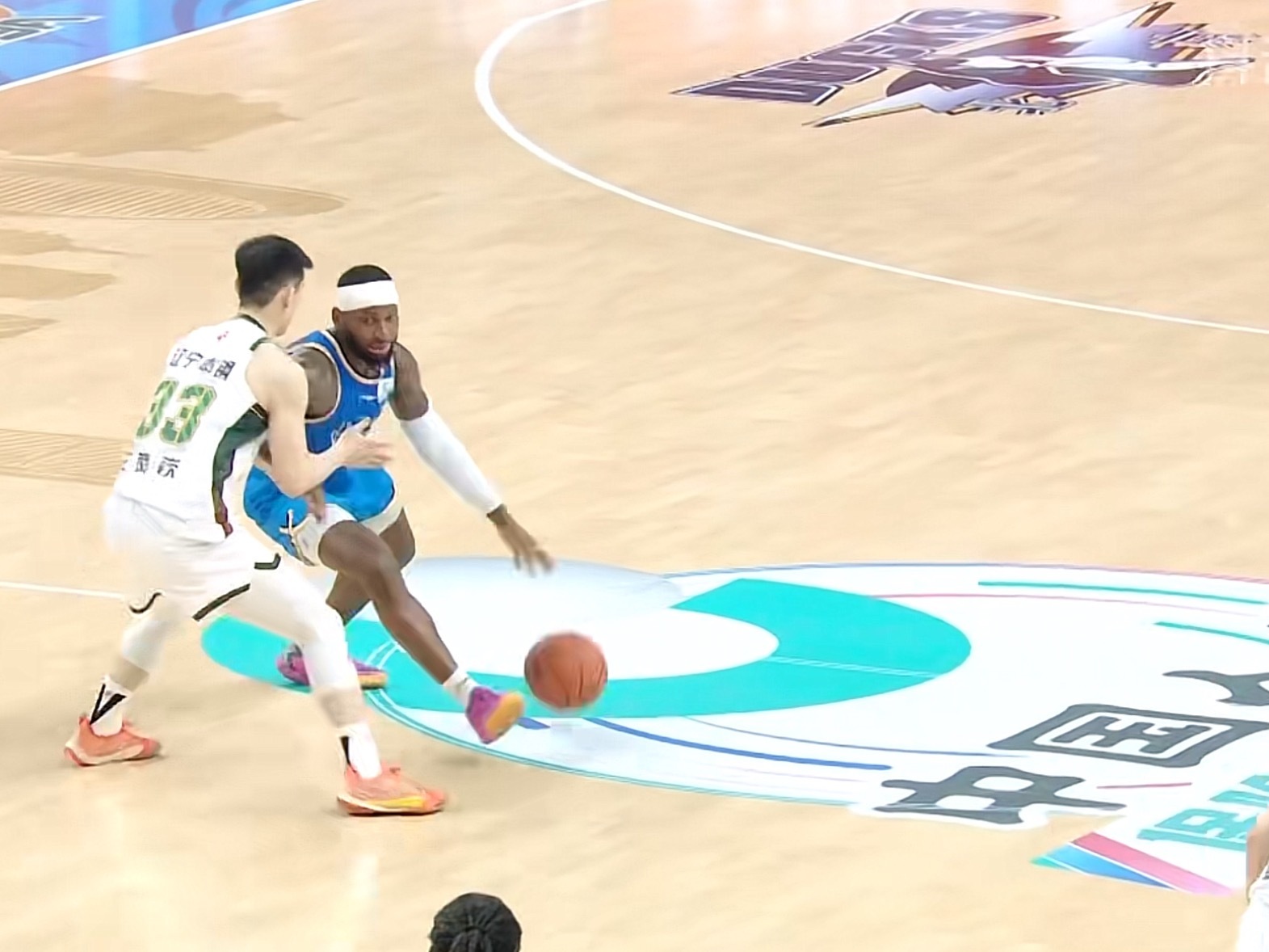 王岚嵚防守端有点吃亏连续吃到犯规北京男篮vs辽宁男篮辽宁男篮