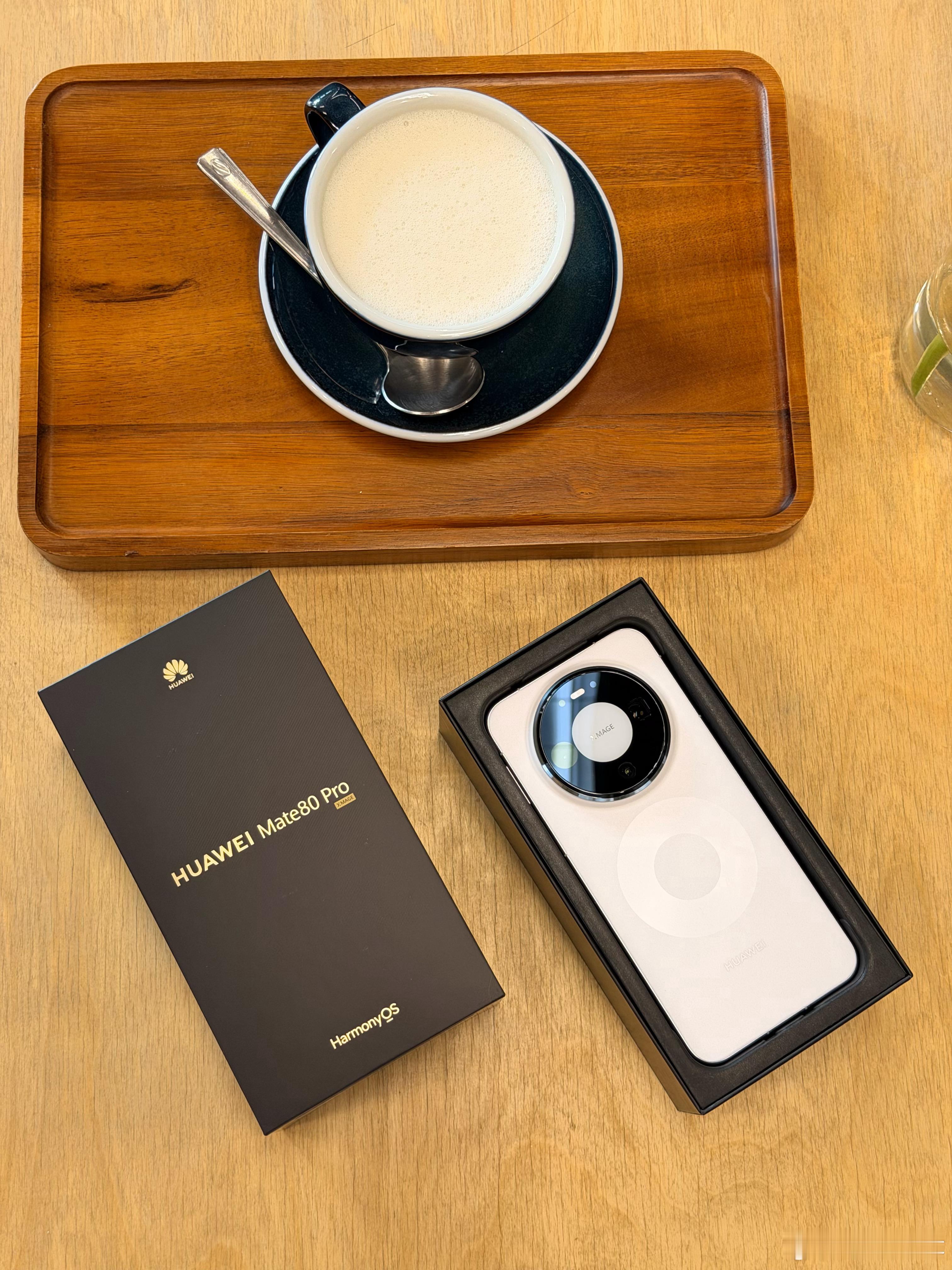 拆箱了一款新手机华为Mate60Pro 拿回公司小伙伴第一句评价就是：“不是，这