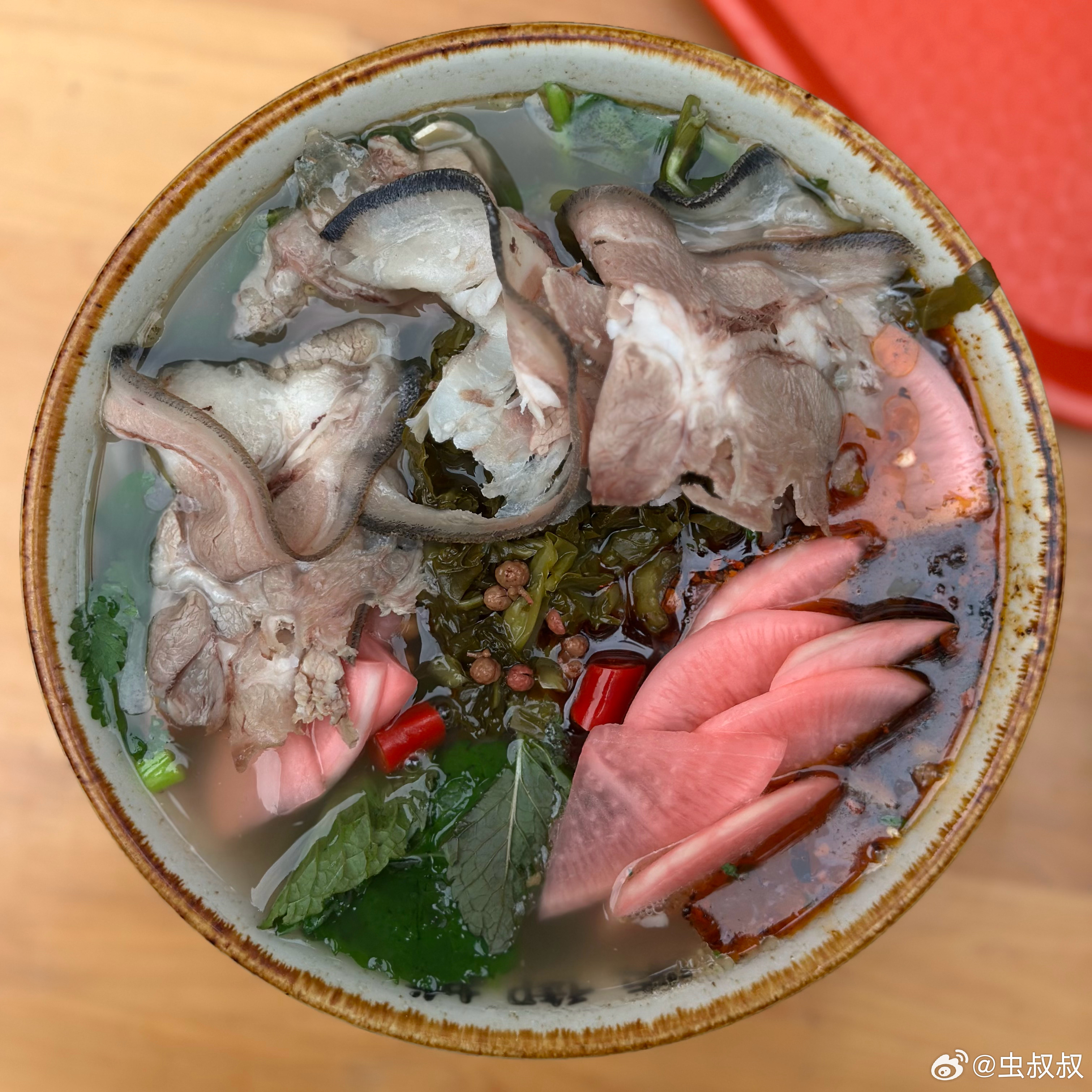 今天中午吃个水城羊肉粉，还不错。水城是贵州六盘水下面的一个县。  ​​​