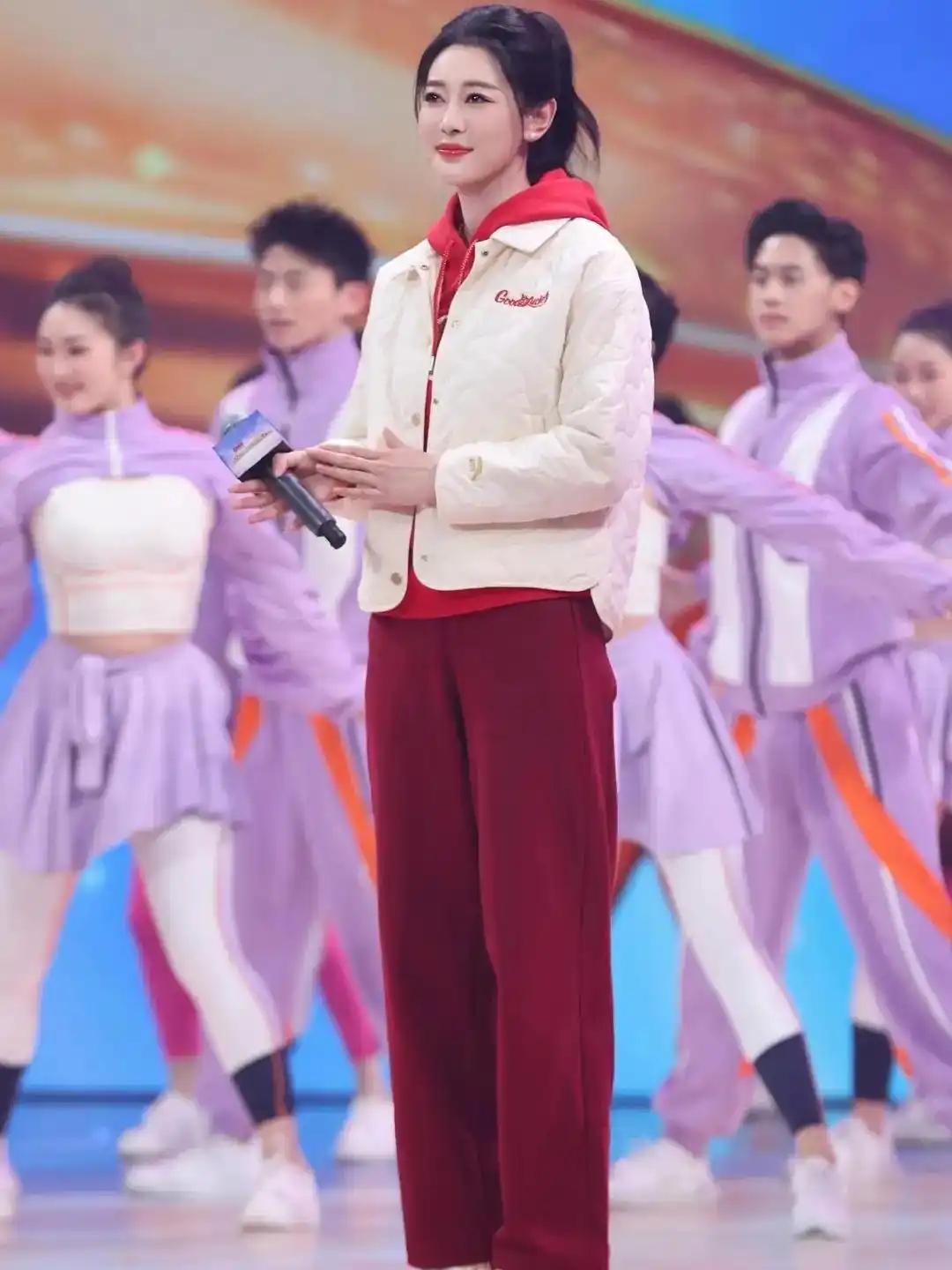 奥运冠军孙一文以紧身礼服裙搭配微卷发惊艳亮相，完美演绎力量与柔美的碰撞。177c