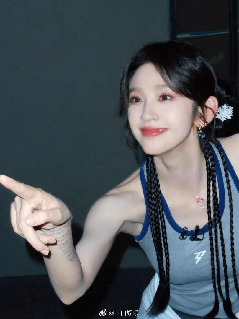 唐艺昕赶飞机打到拼车了 那段赶飞机的翻车现场她自己讲出来比网友拍的还好笑。很早就