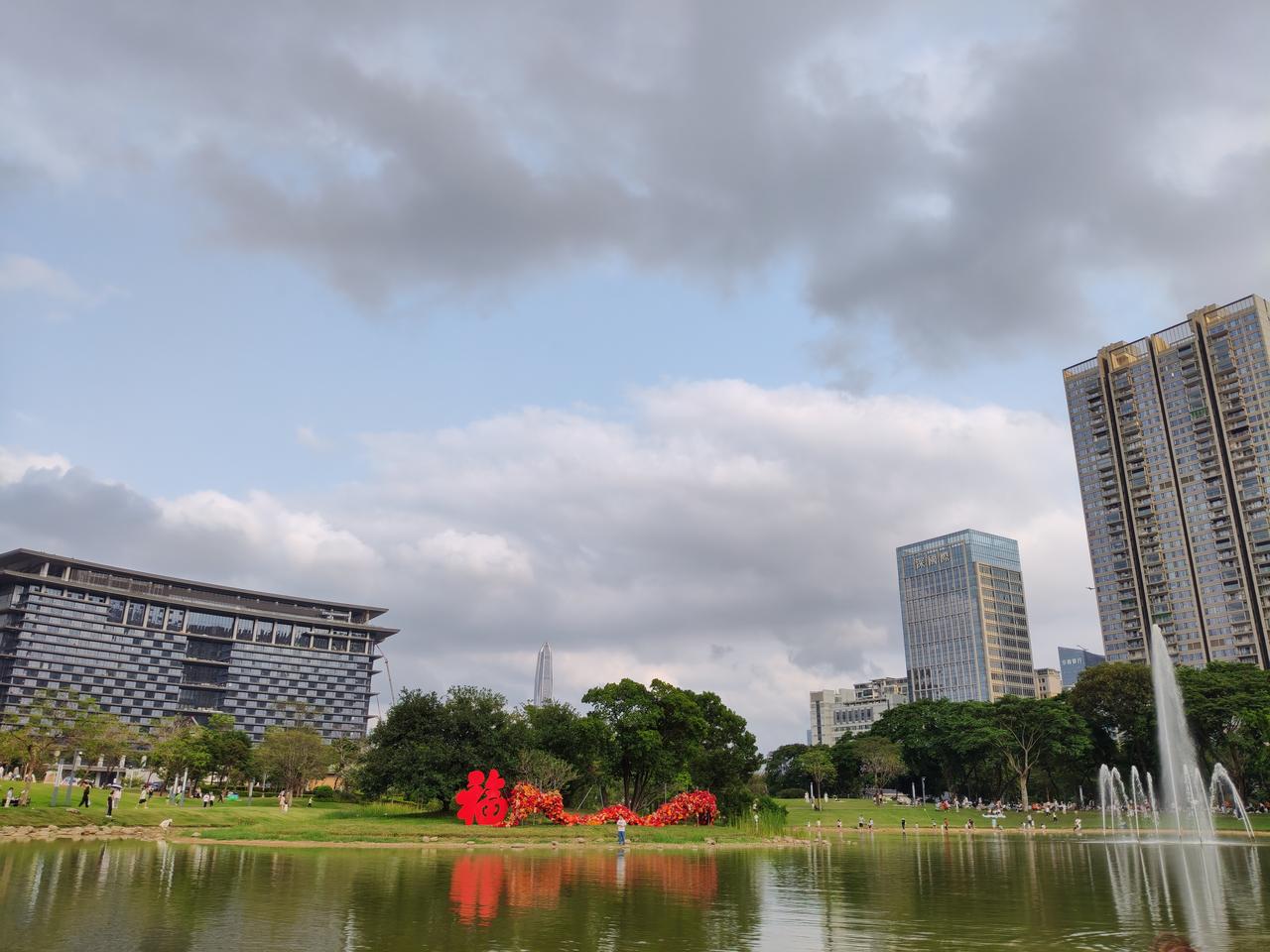 在“慢牛长牛”行情里，投资者得有自己的一套应对方法。首先别老想着一夜暴富，这行情