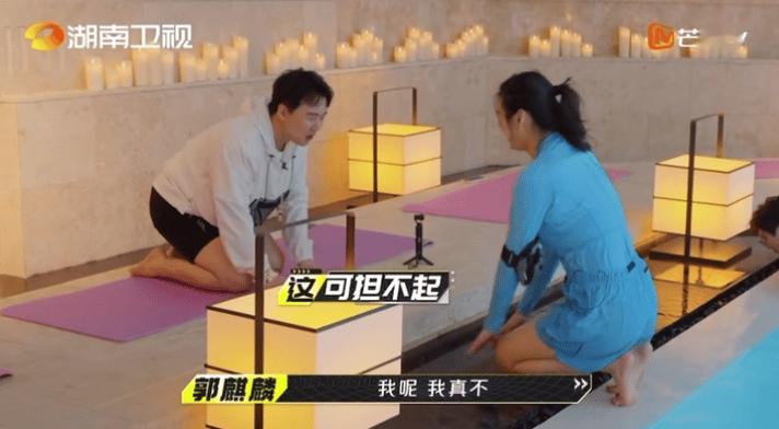 #郭麒麟刘湘泳池边拜把子#水中达人刘湘遇上极度恐水的郭麒麟，看看大林子为了不下水