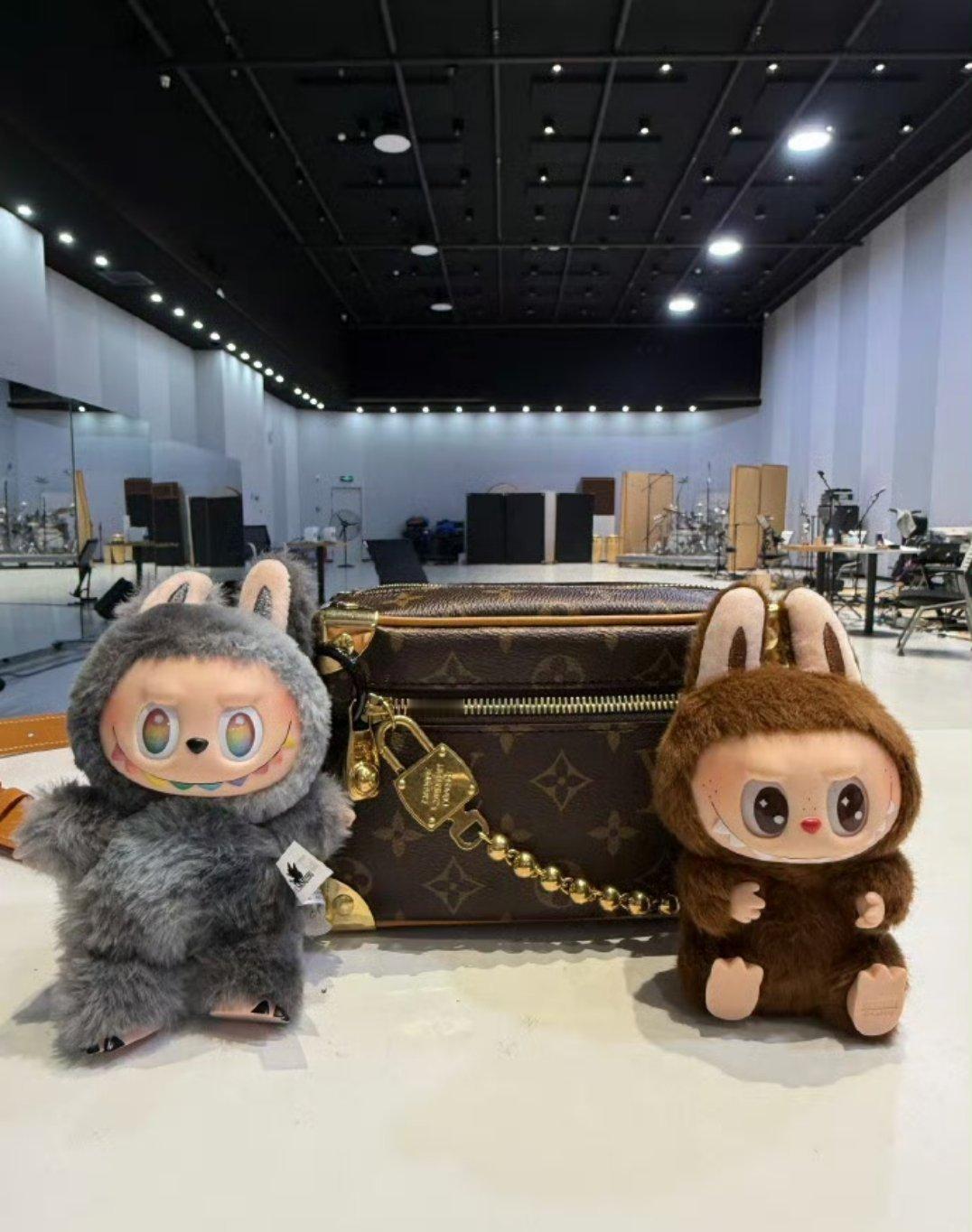 鹿晗有隐藏款labubu 只有我感觉这个玩意儿丑丑的吗？[允悲] ​​​