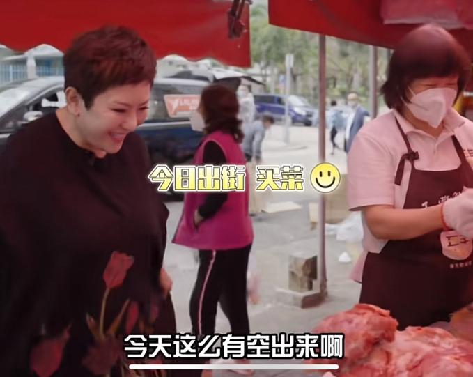 向太暂停带货之后，竟然还带着保镖逛菜市场，vlog一出直接看愣了好多人。

谁能