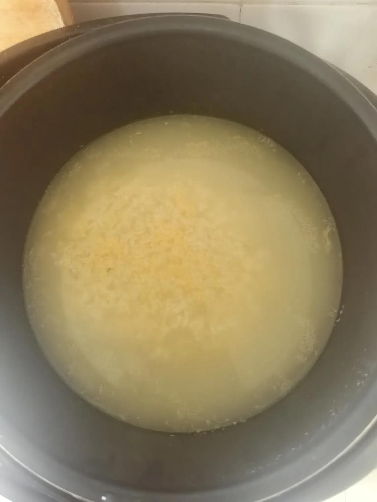 早上熬了锅粥，喝一碗，舒坦！收拾收拾上班去咯，昨天工作室同事给我说今天的患者不是