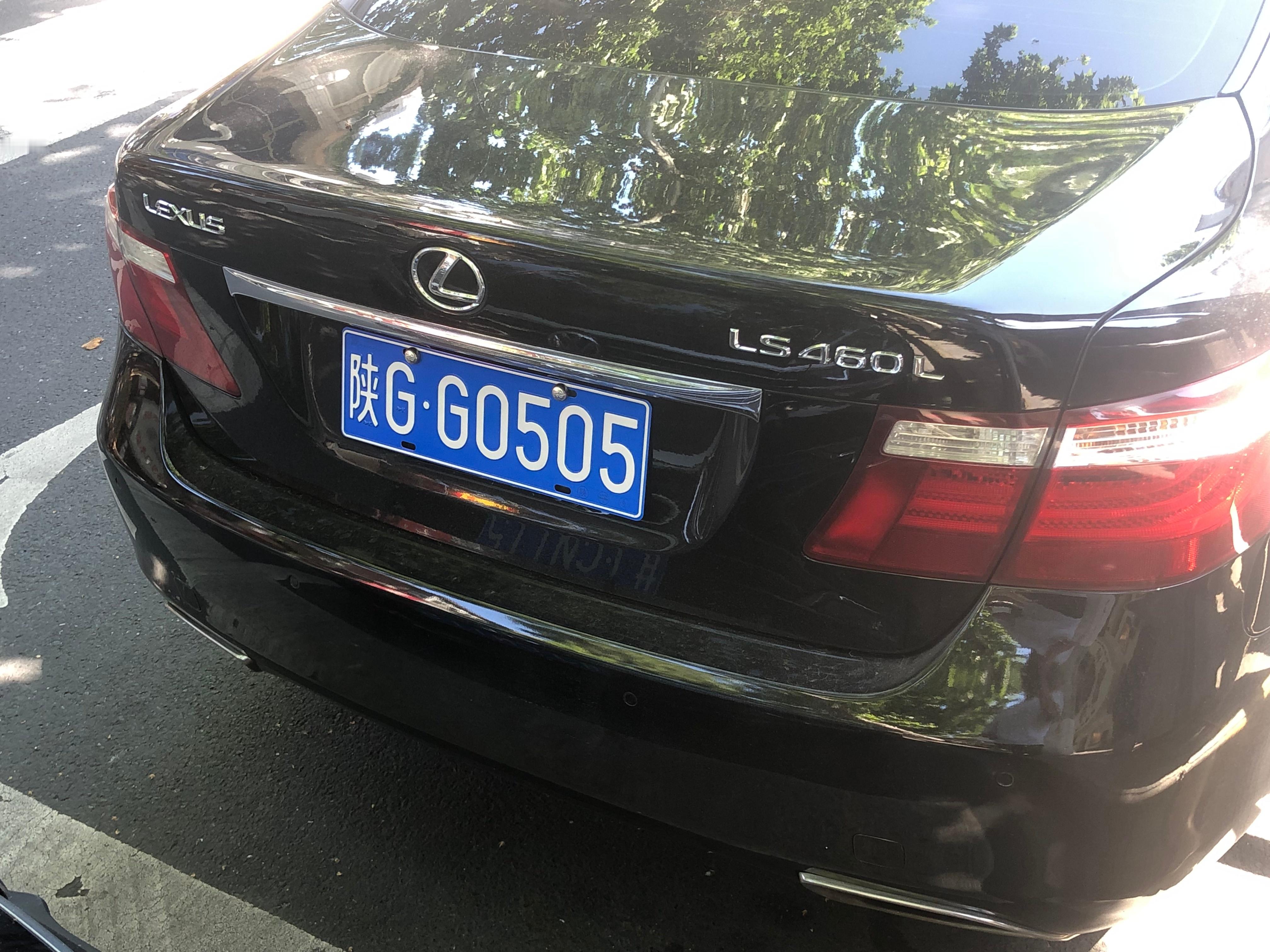 全球车牌 陕GG0505雷克萨斯LS460L 安康·鼓楼街公交站