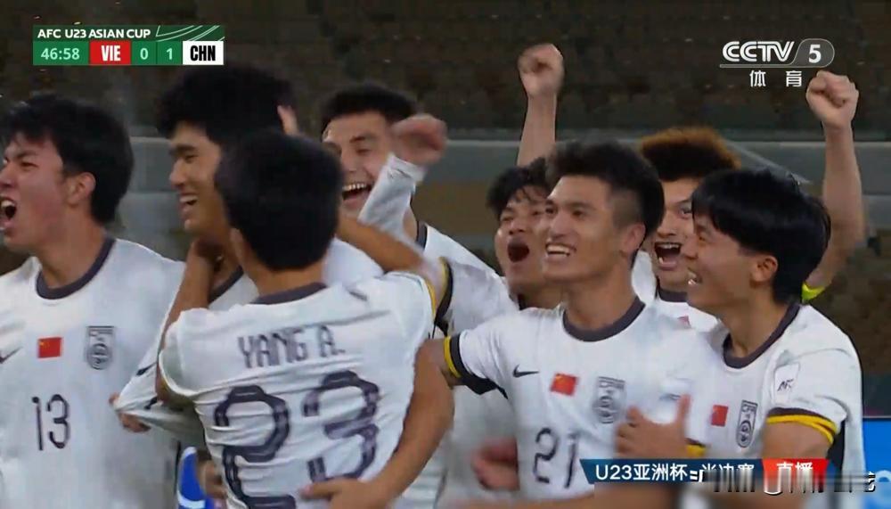 彭啸，第47分钟，头球一甩。
这记角球，价值千金。
中国队上半场控球占优，但
