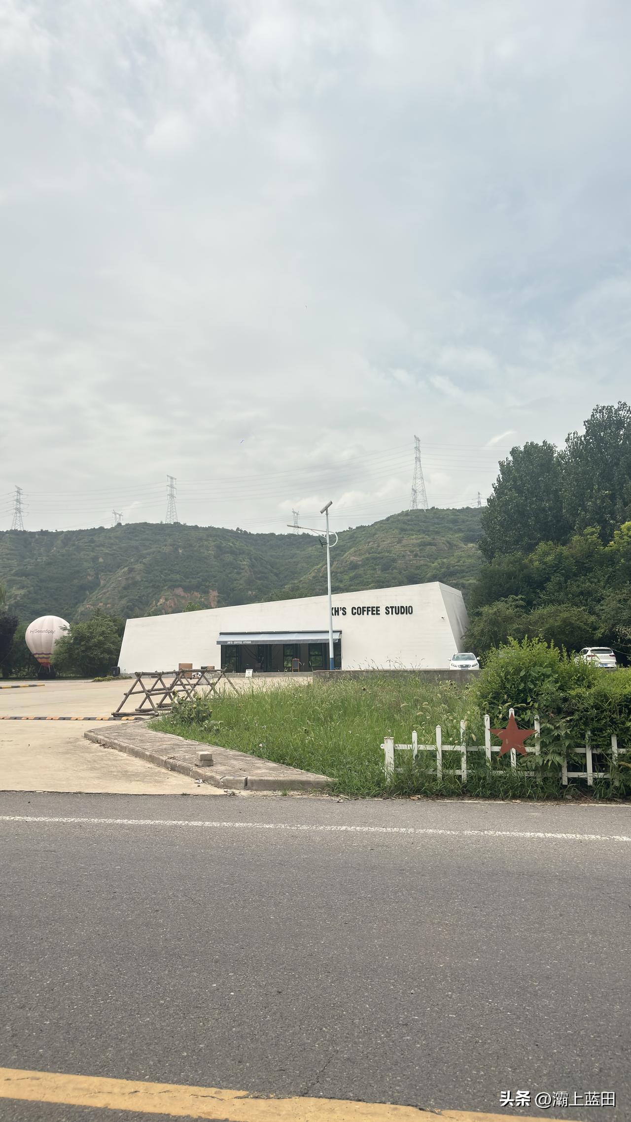渭南华州区赤高路边随拍，这白色房子挺个性的，叫奇遇山木林间，夏天路过来这里，歇脚