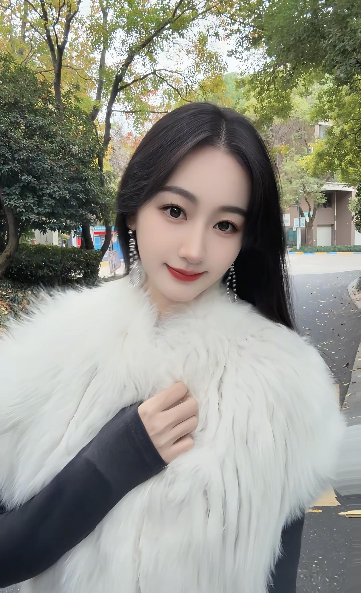 秋日漫步，白毛外套，温柔笑容
