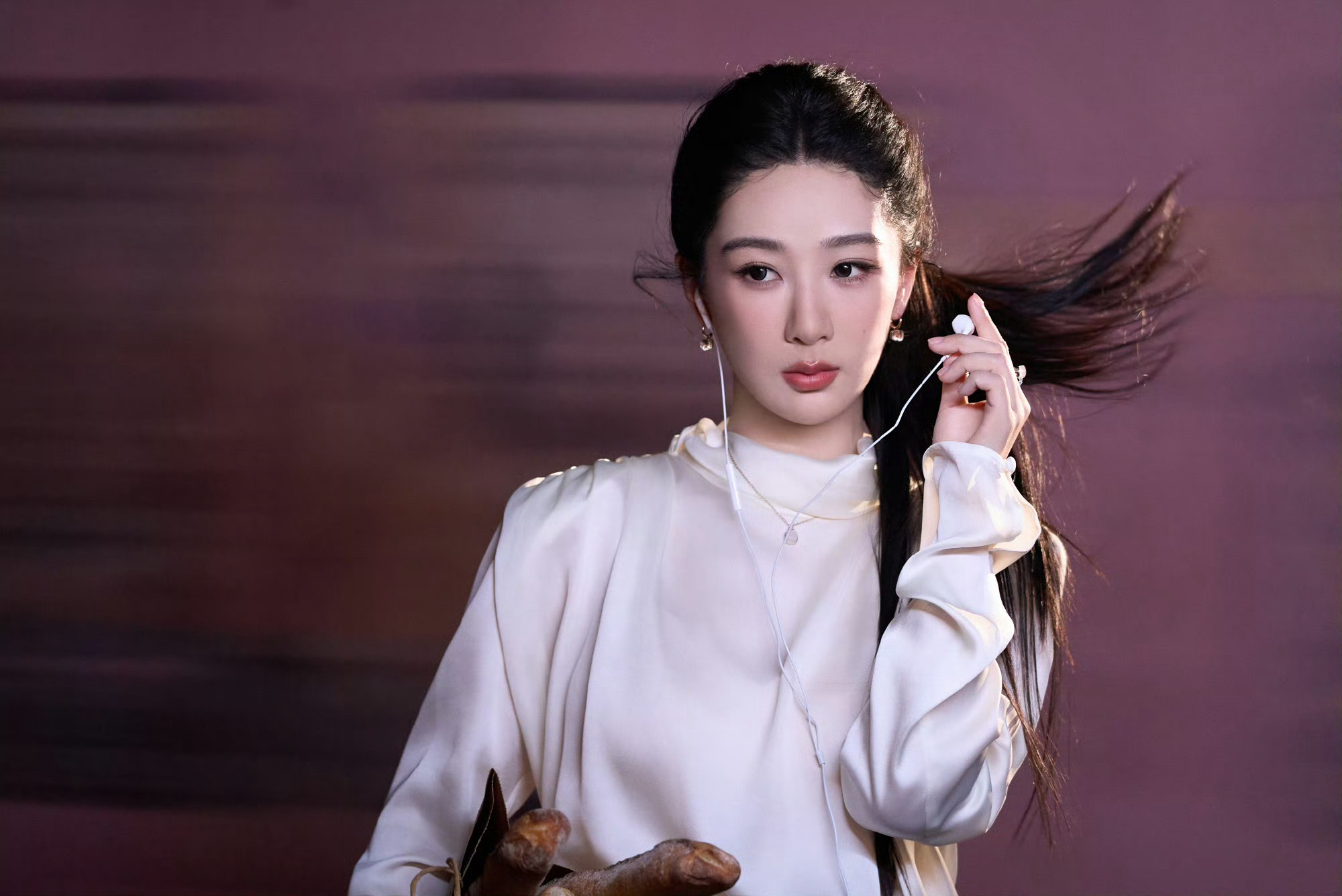 杨紫  调动积极向上的能量，自然会有好人和好事奔赴你而来。杨紫