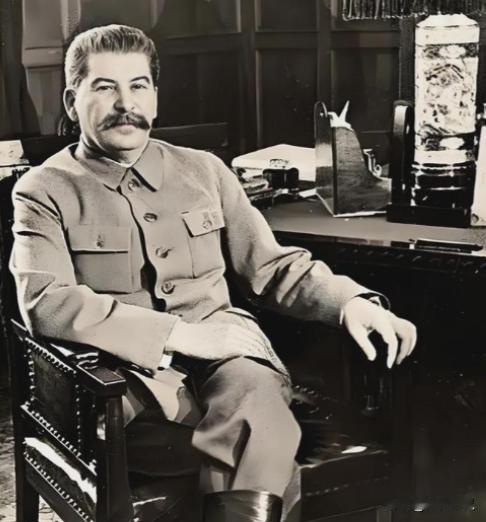 1961年，斯大林坟墓被挖开，士兵们将其从水晶棺中抬了出来，迅速剥去他军服上的金