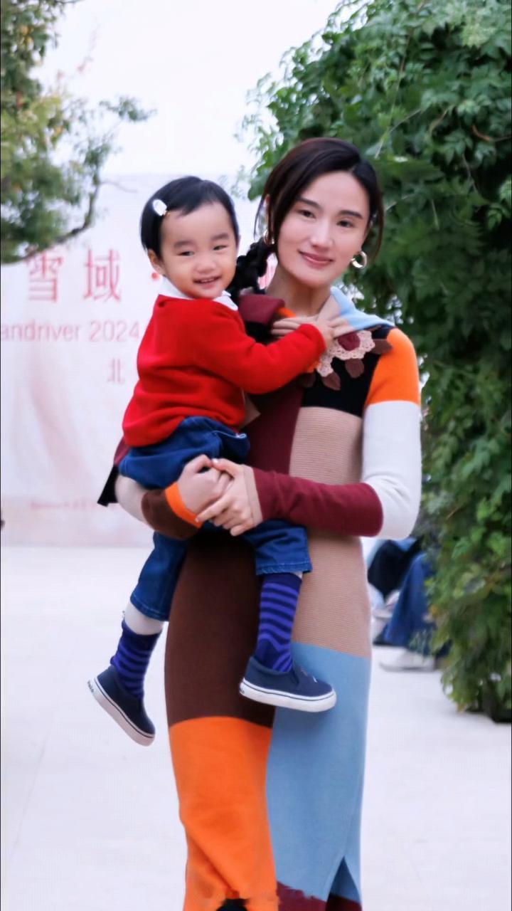 #李亚鹏妻子带女儿走秀##李亚鹏妻子走秀#李亚鹏妻子带女儿走秀，母女同框好可爱 