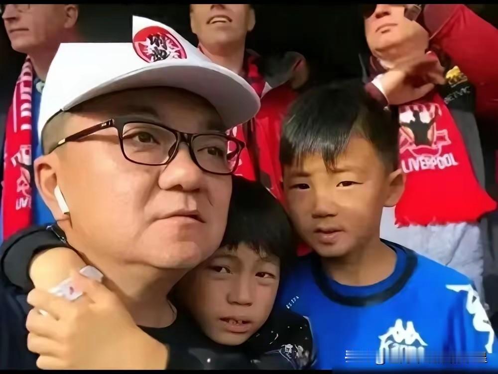 老外指着中国球员的鼻子爆粗口，孩子们全懵在原地。董路一把推开翻译，涨红着脸冲进场