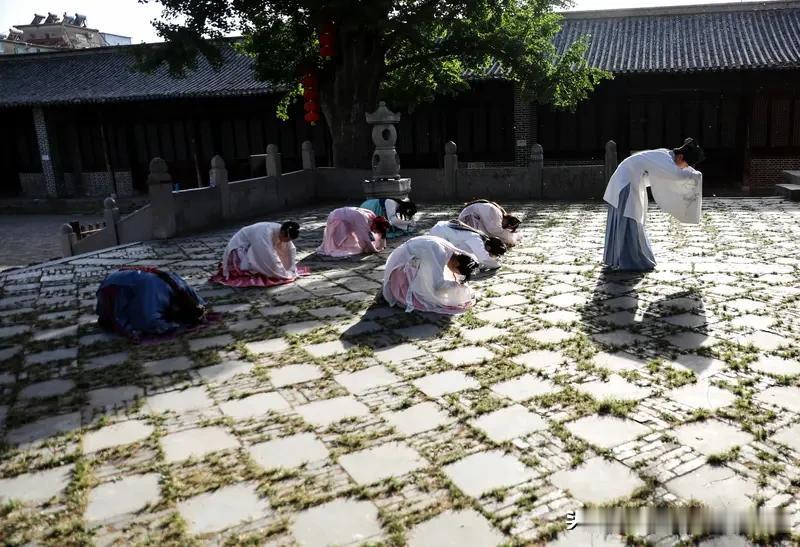 什么是“束脩”之礼。
高考马上结束了，孩子们将要和培养多年的老师告别了，那么你知