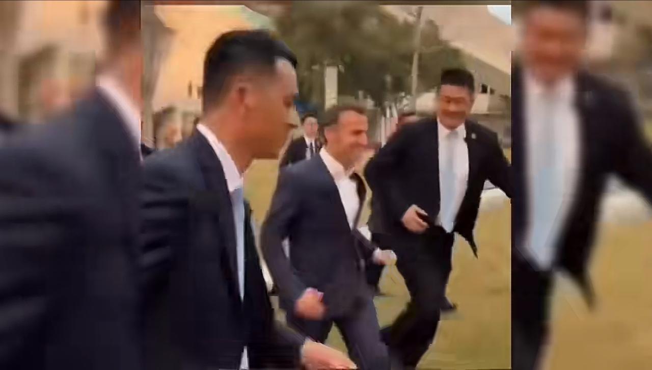 这位先生有点不尊重中国的国情啊，有路不走，直接踩着草坪就过去了，要知道在中国草坪