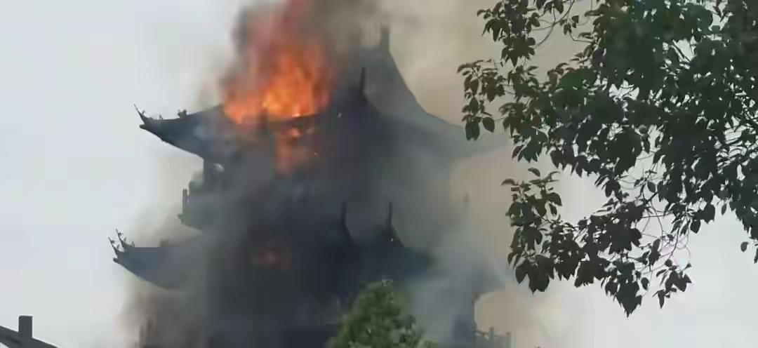 11月12日，江苏张家港千年永庆寺突发火灾，古建被火吞噬至只剩框架。
 
这座始