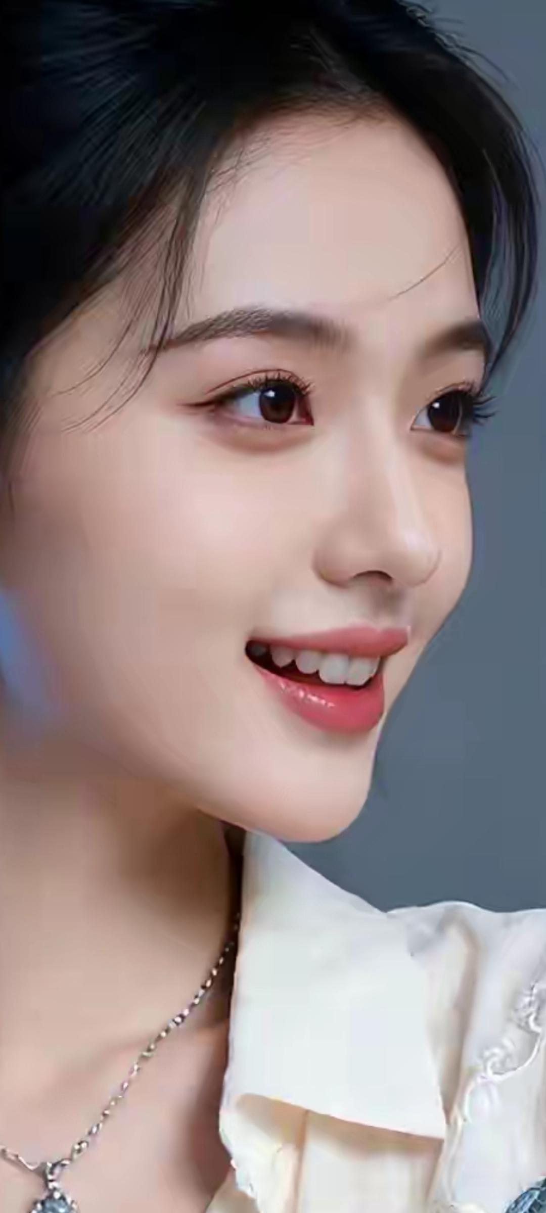 温柔甜美的微笑，散发着迷人的魅力