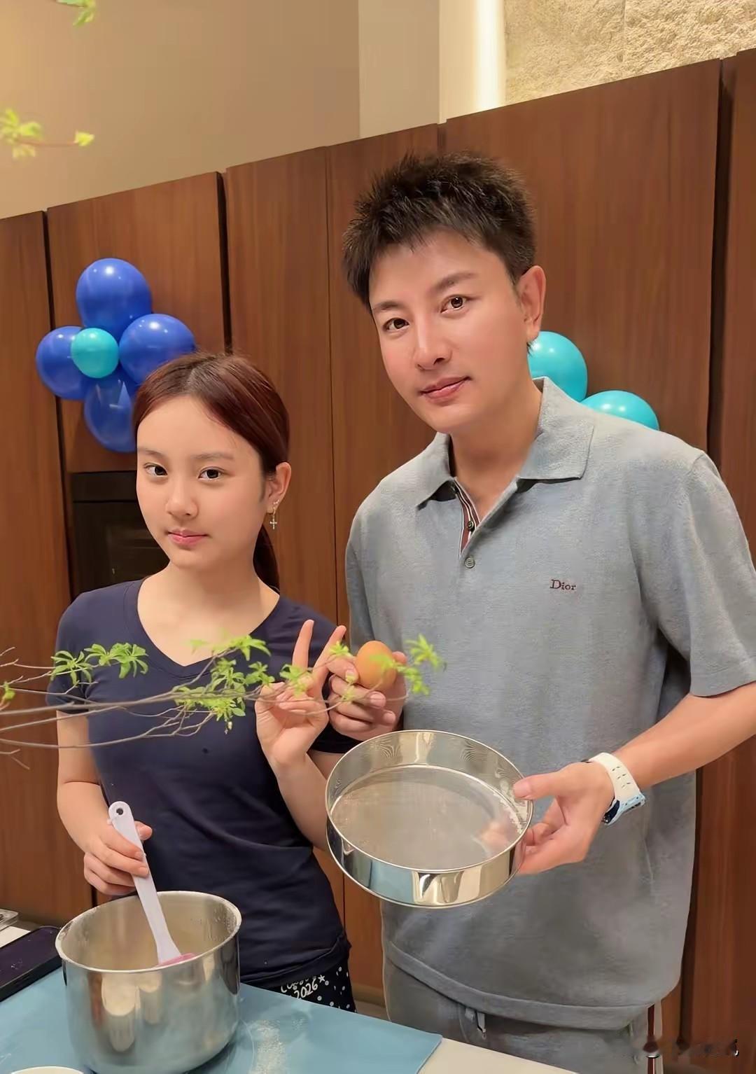 李小璐和贾乃亮的女儿 甜馨都长这么大了，身高也到她爹贾乃亮的耳朵根了。
   当