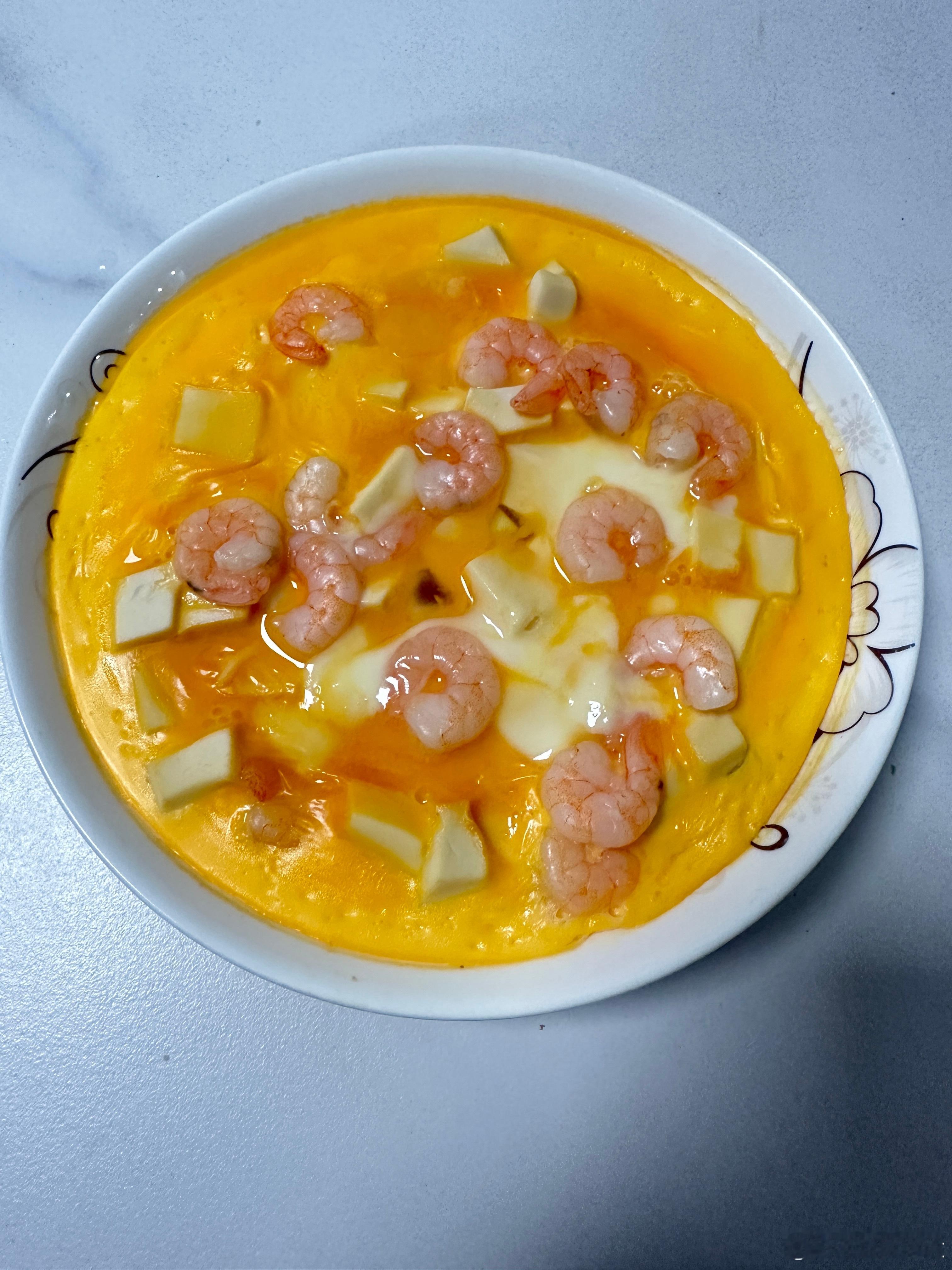 我的美食生活今天又是勤快点一天给孩子们做的晚餐全程没开火，微波炉叮了两个菜平菇炖