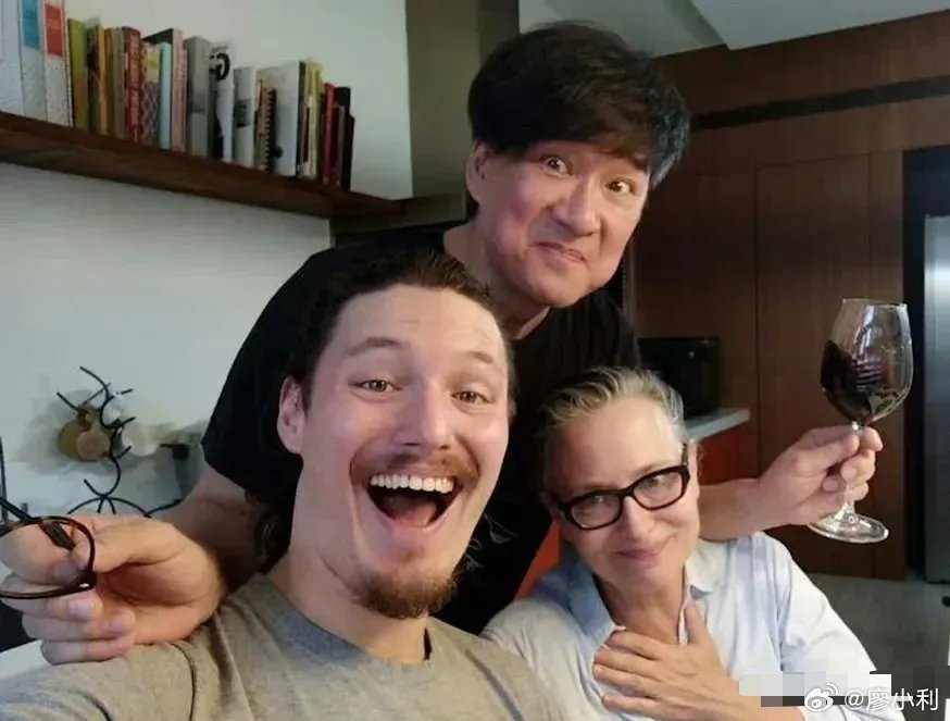 周华健儿子结婚网友们看到周华健和儿子周厚安的合影后，都是一脸懵，这到底谁是儿子谁