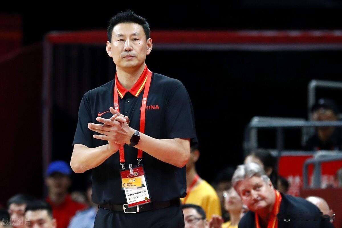 北京男篮等来援兵！
据北京媒体人勇方方透露，李楠指导今天已经解除禁赛，这位中国男