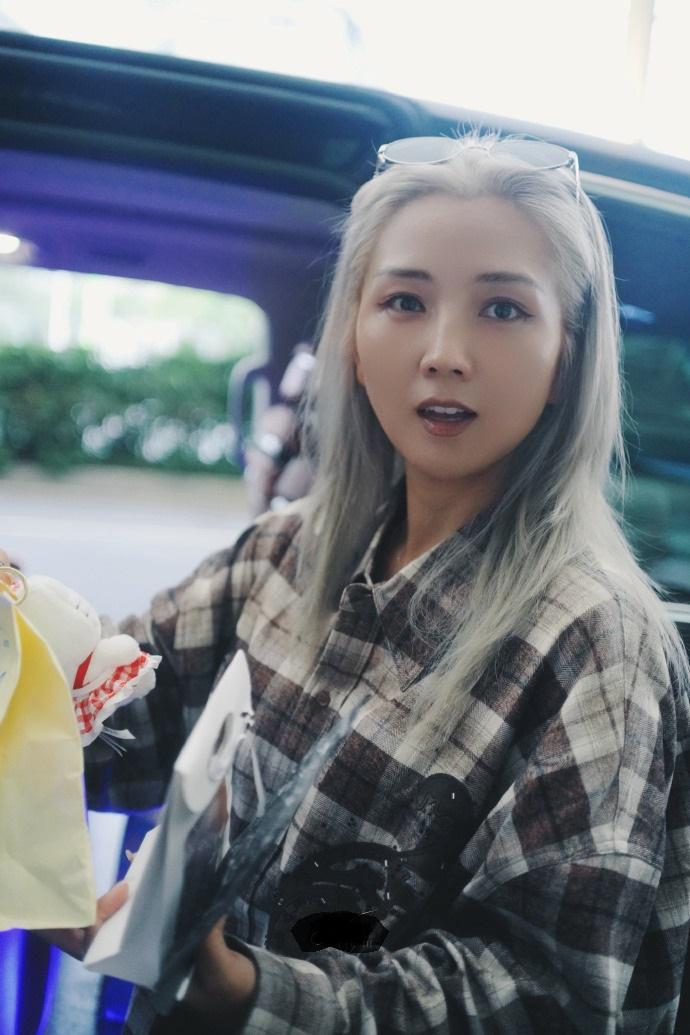 今天何洁现身广州机场，她这次搭配的很有潇洒时尚气息，看上去年轻又迷人，真的好美。