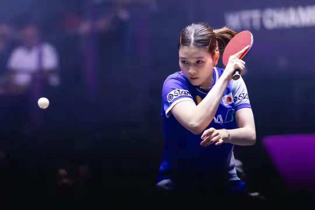 朱芊曦打乒乓球，一板一板的速度慢，可把人极坏了，原本来回球就不多等个半天拿一分，