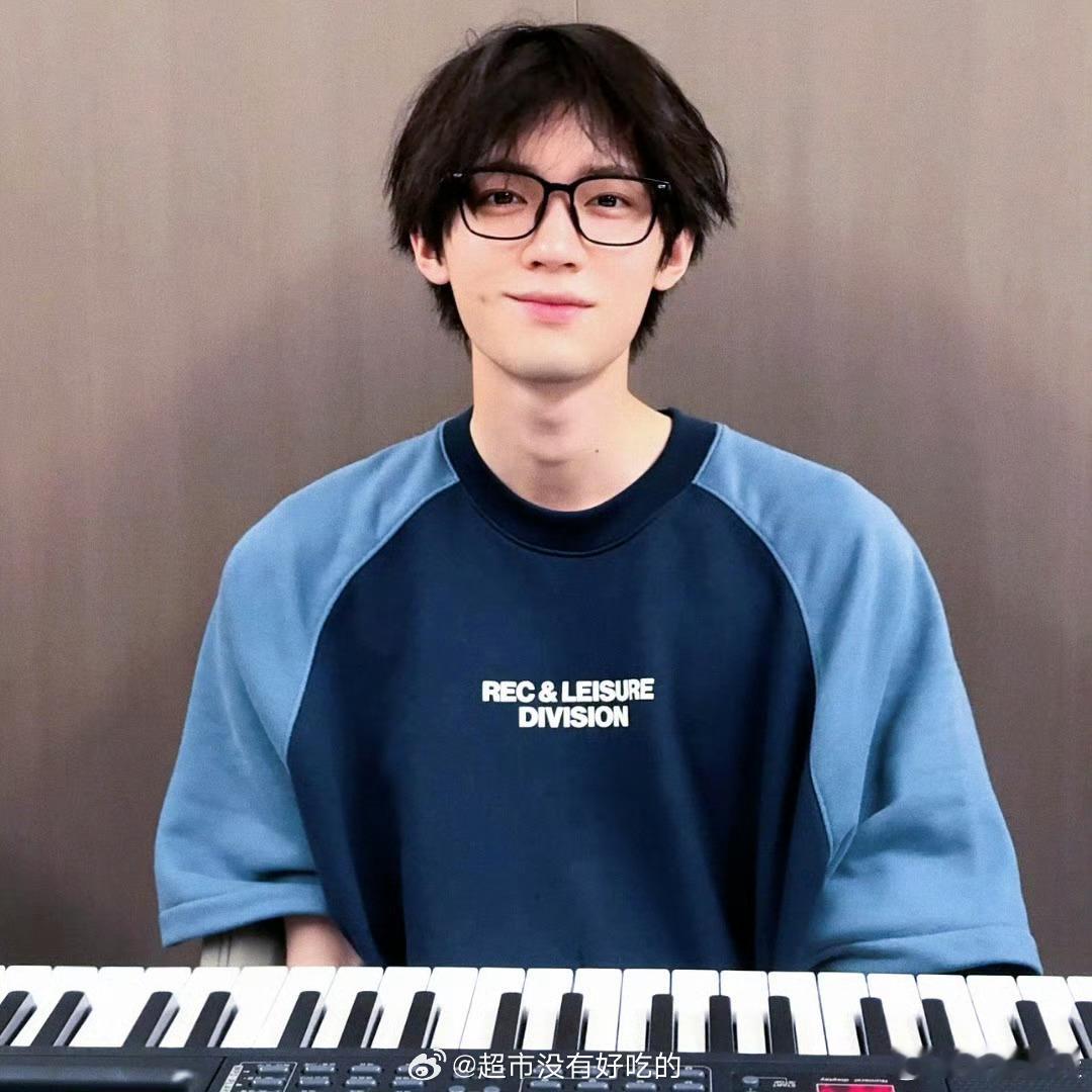认真练琴的周翊然🎹太帅了 ​​​