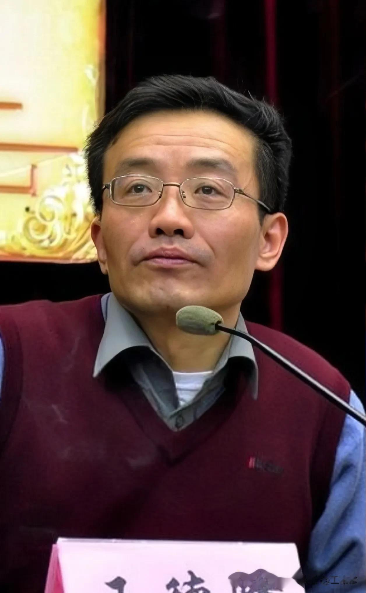王德峰教授上课抽烟被投诉，网民声讨、部门处理、本人道歉，这件事的热度不亚于娱乐新