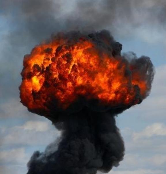 现在全世界有这么两个国家被架在火上烤，一个是日本，若是撤回错误的“涉台言论”就相