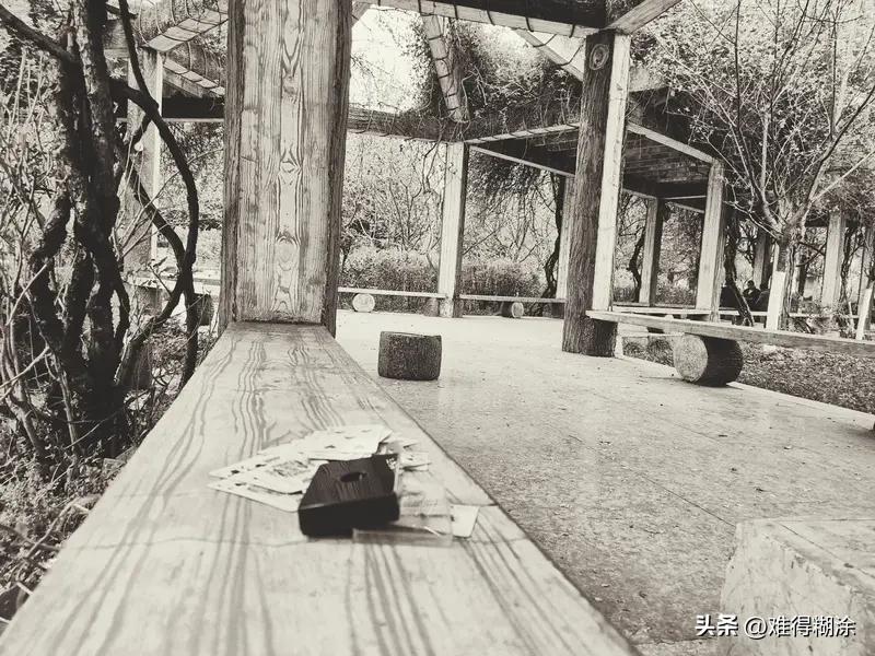 缺钱和缺爱，这俩难题就像两座大山，压得人喘不过气。缺钱时，想买的东西只能看看，生