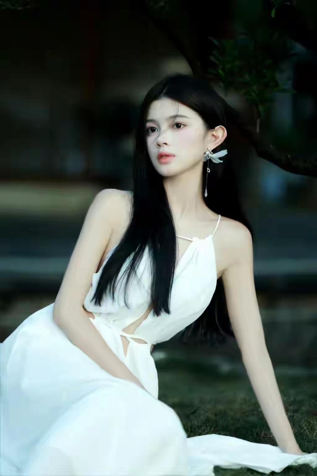 优雅白裙少女，静坐绿意中，宛如画中仙。当今社会人民的希望是什么 不抽烟不喝酒就是