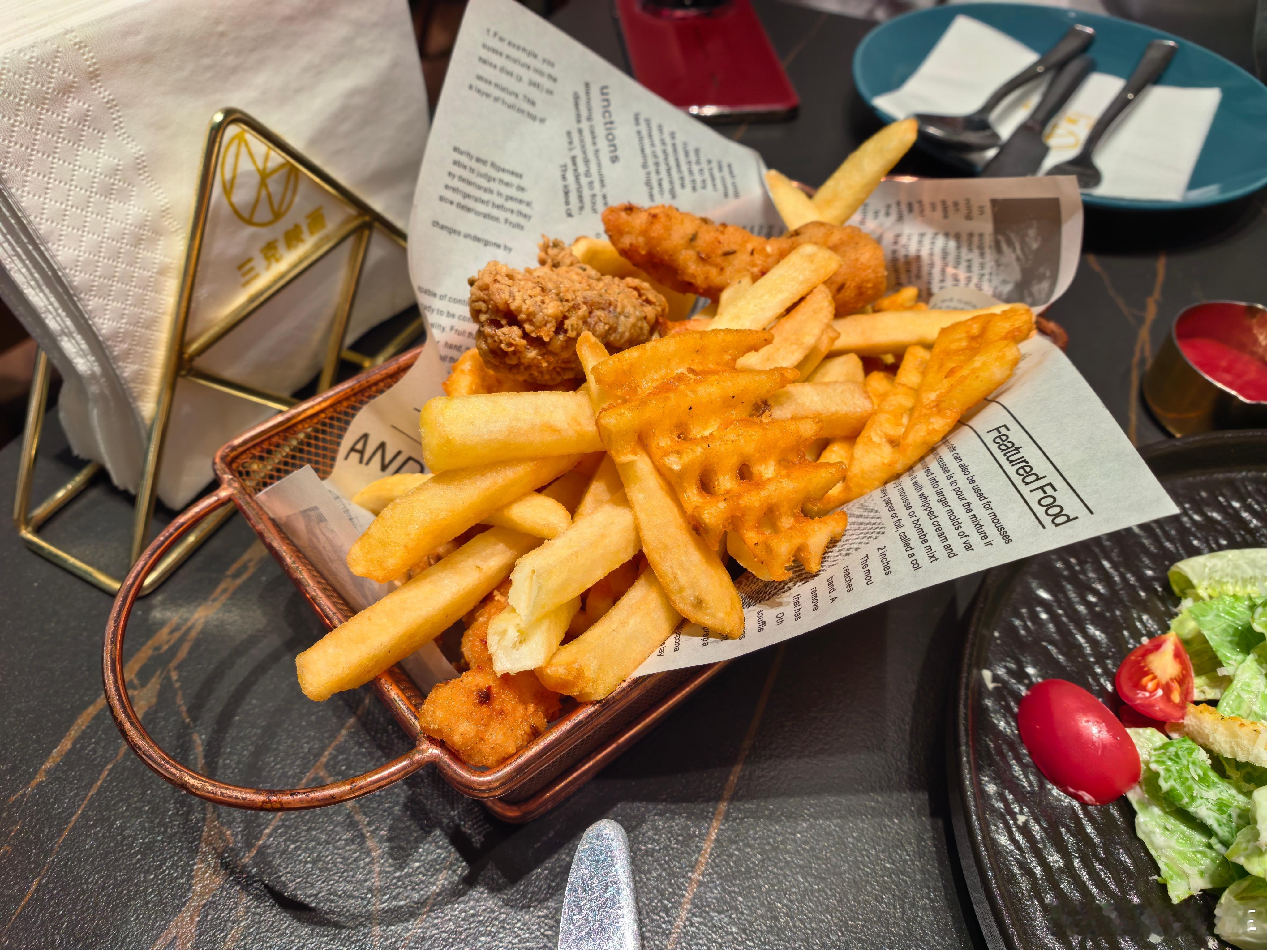 确实一分钱一分货这一桌有沙拉有牛排有饭一共花了364（图 1-5），前两天去牛排