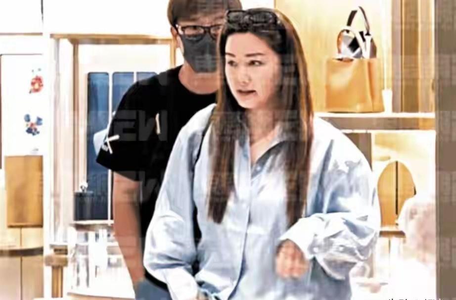马国明妻子疑似怀孕，一家五口出动护她逛街 ，身形发福孕味儿十足 ​​​