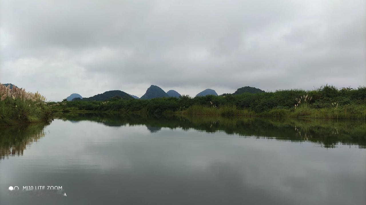 游览普者黑，偶得诗一首。
云落青山顶，雾锁仙界道。
他日同风起，笑饮卧琼台！