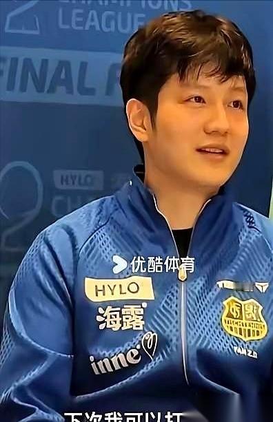输了，两场。
决赛发布会现场，灯光刺眼，空气里全是没拆封的尴尬。记者们的镜头，像