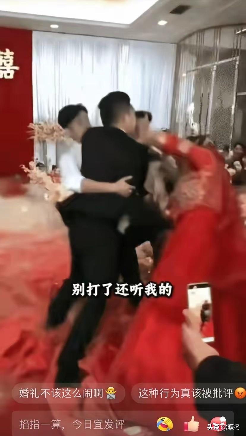 大婚当天临时讹钱！这哪是结婚，分明是明火打劫！
 
仪式马上开始，宾客全部坐满。