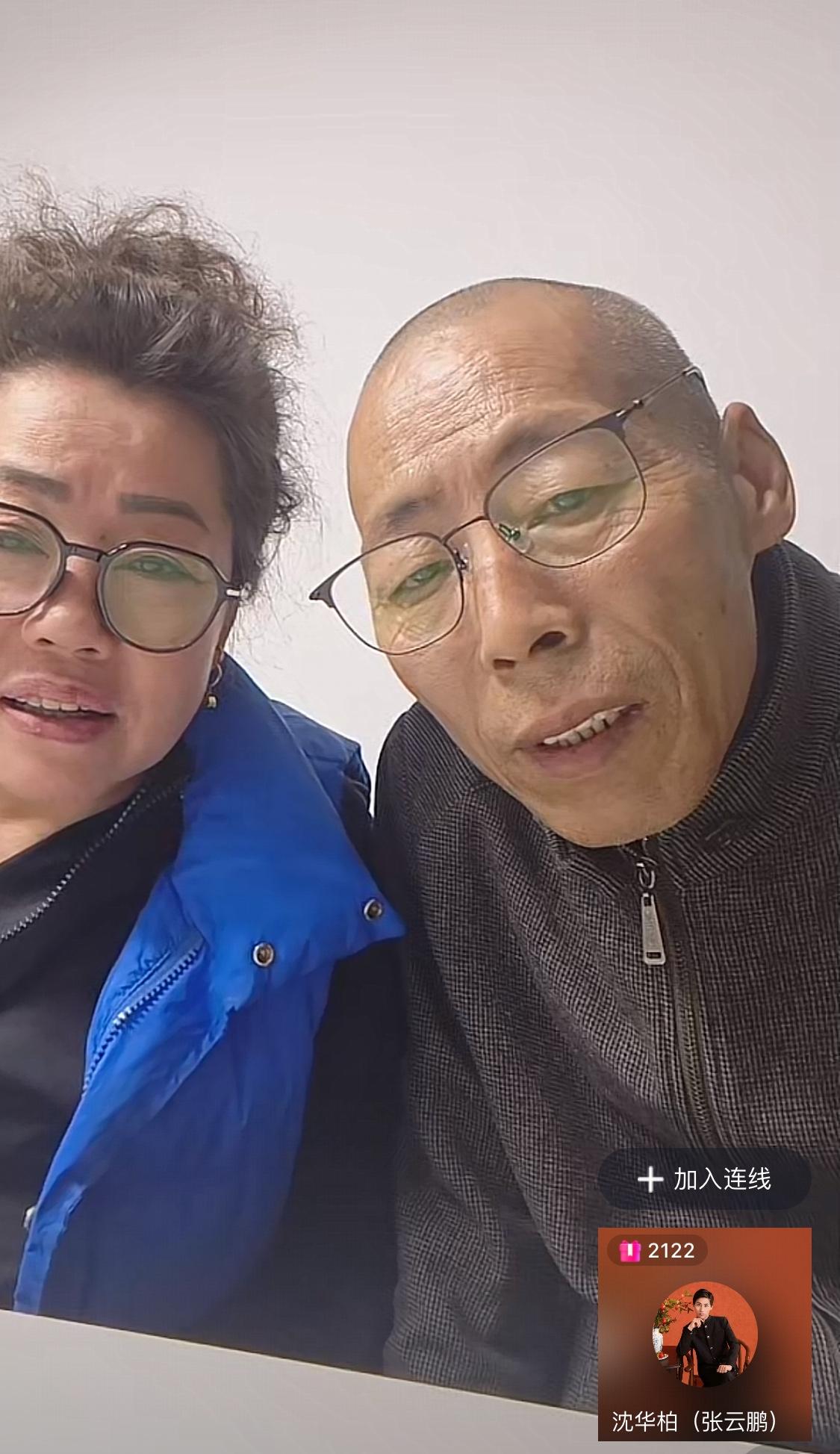 张云鹏爸爸让儿子不要委屈自己，不要舍不得花钱，实在没钱了，他想办法挣。云鹏觉得爸