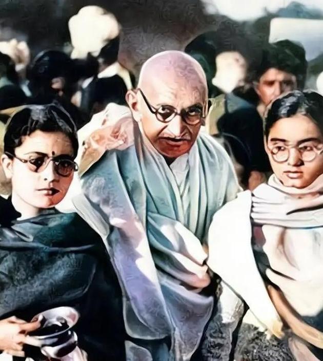 当初，印度圣雄甘地为了锻炼自己禁欲的忍耐力，和自己的孙女、侄媳妇同床共枕，结果每