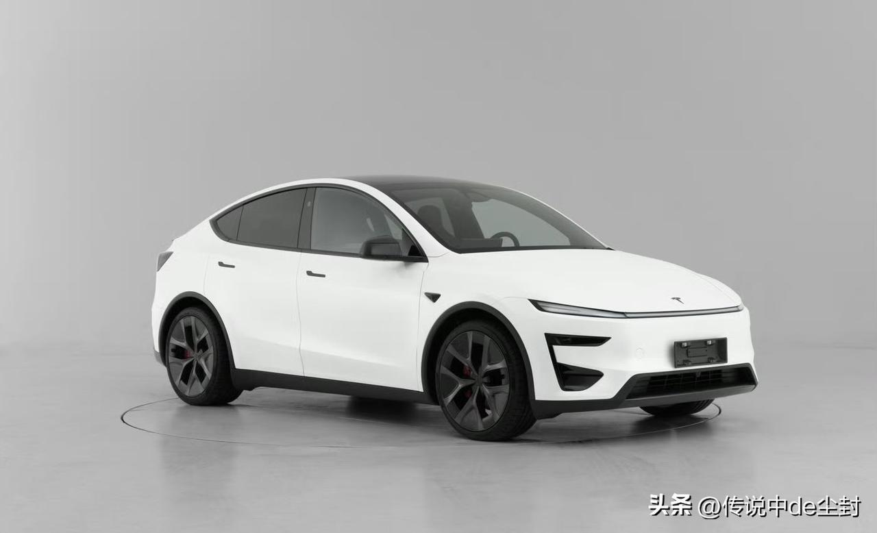 特斯拉Model Y的Performance版证件照也公布了。

车身尺寸没啥变
