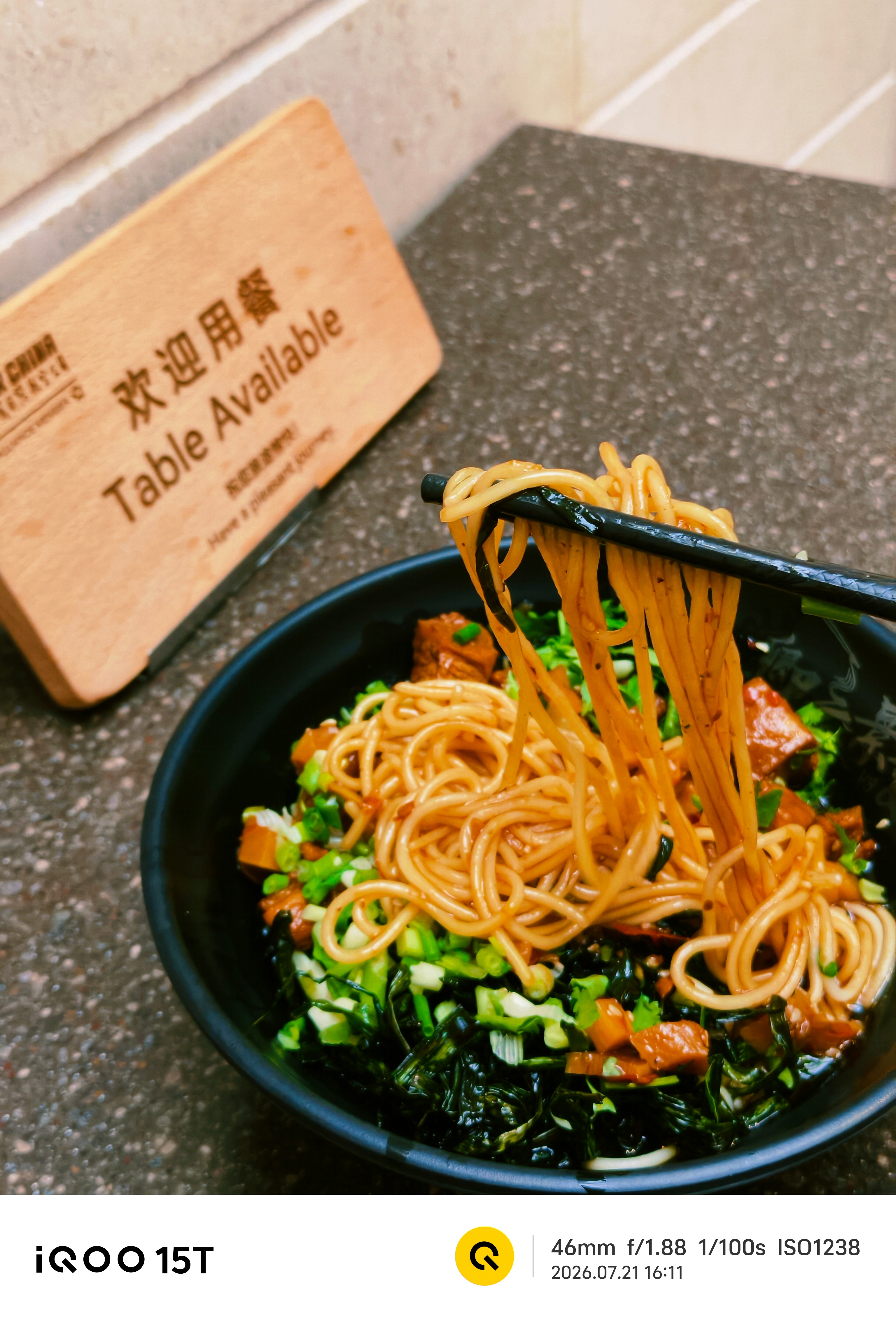 吃个小面搭配一个饮料，算是绝配了iqooiqoo15t 这个饮料宝宝们喝过吗？朋