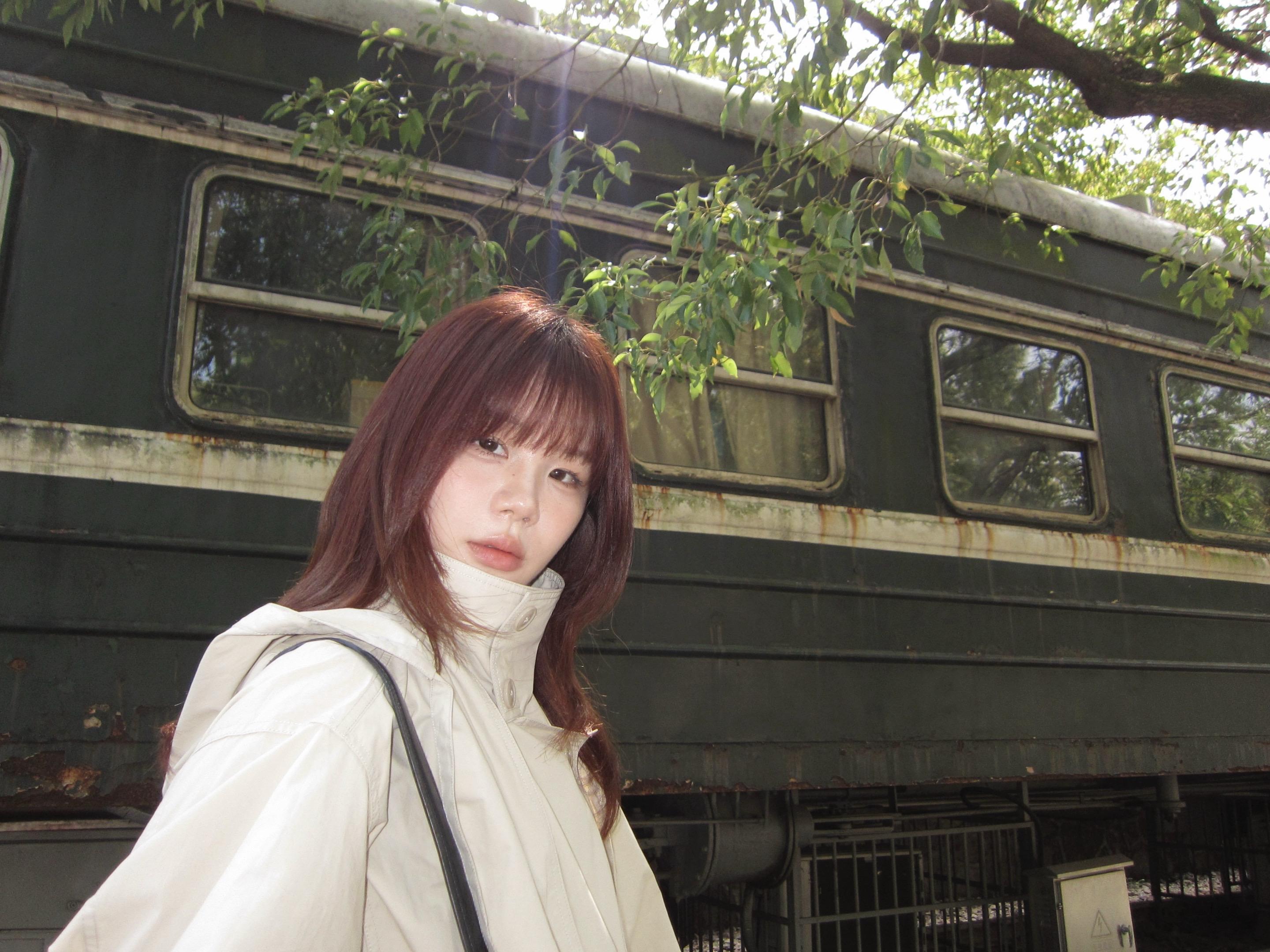 沉默着走了多远。