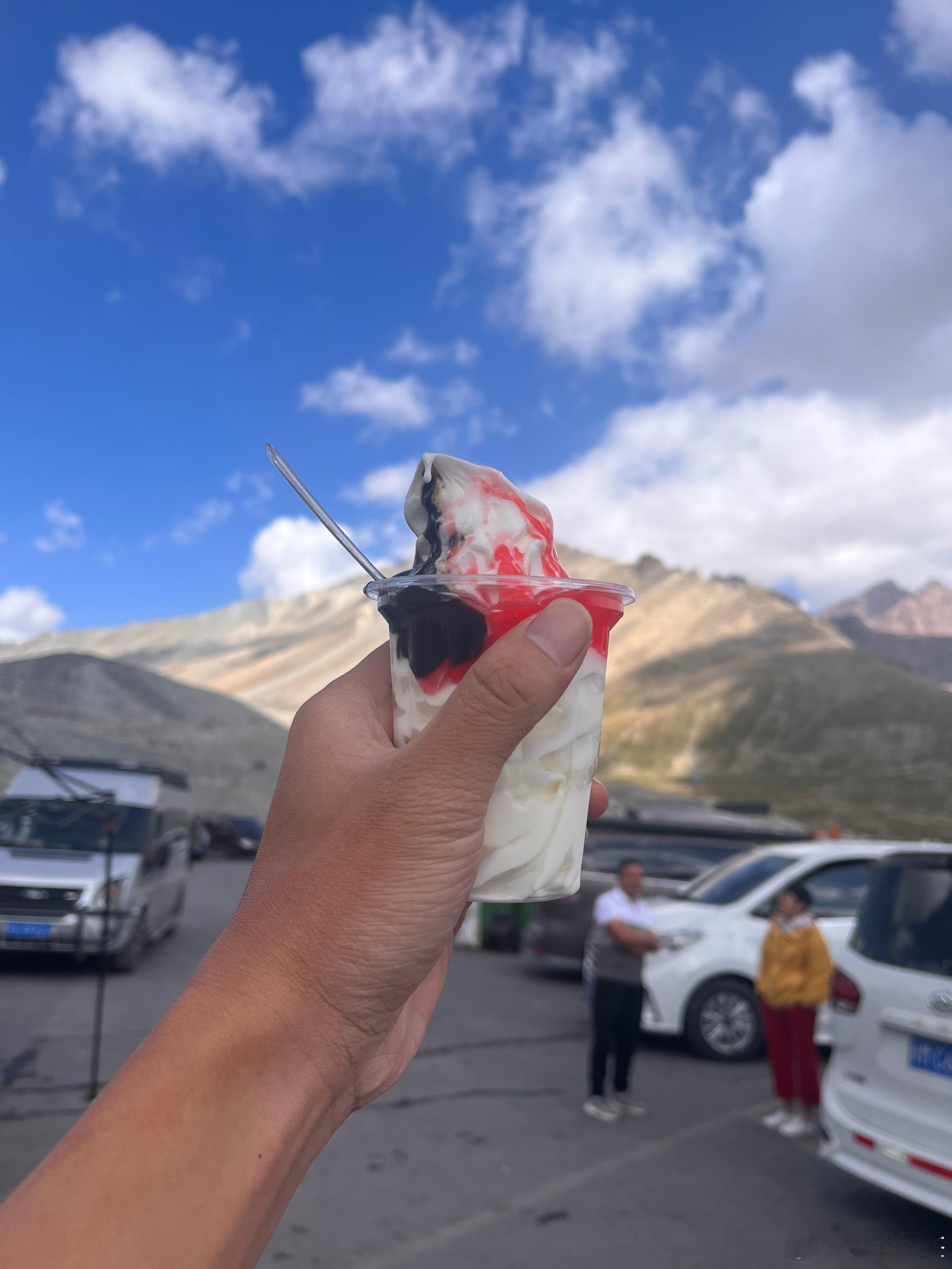 独库公路为啥堵车出门旅行，不急不躁，老实排队，在独库公路吃冰淇淋也是别有一番风味