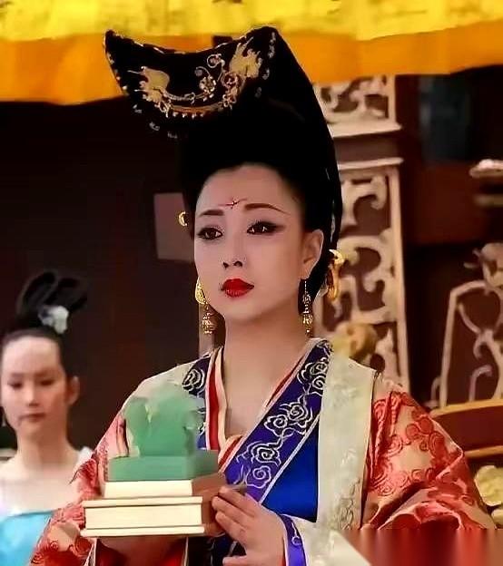 14岁的武则天，第一次侍寝，被几个太监推进了浴房。
水汽烫得人脸颊发红，她死死攥