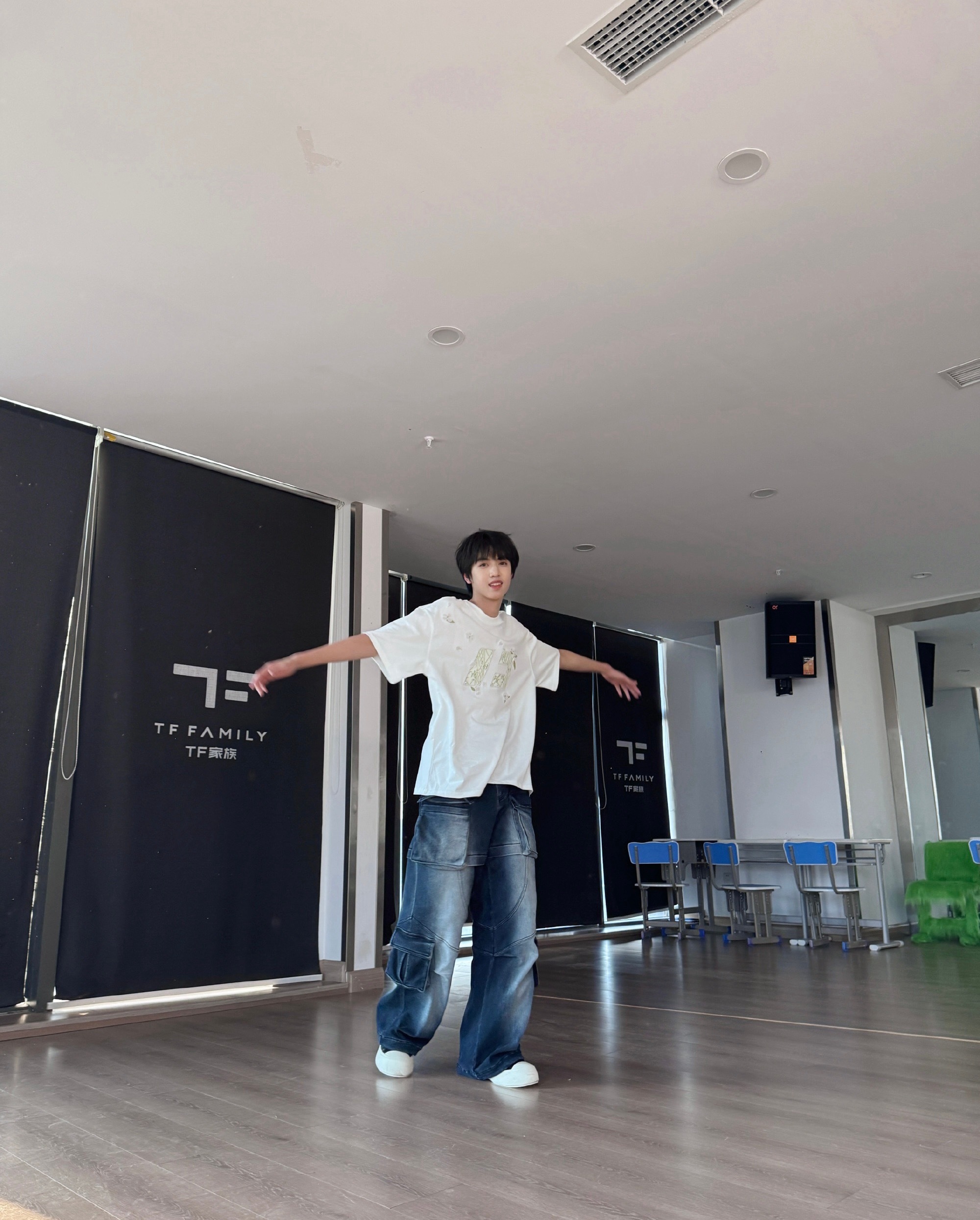 张桂源这组图本来就在公司拍的，而且就是正常营业拍照，时代峰峻有很多女性工作者，就