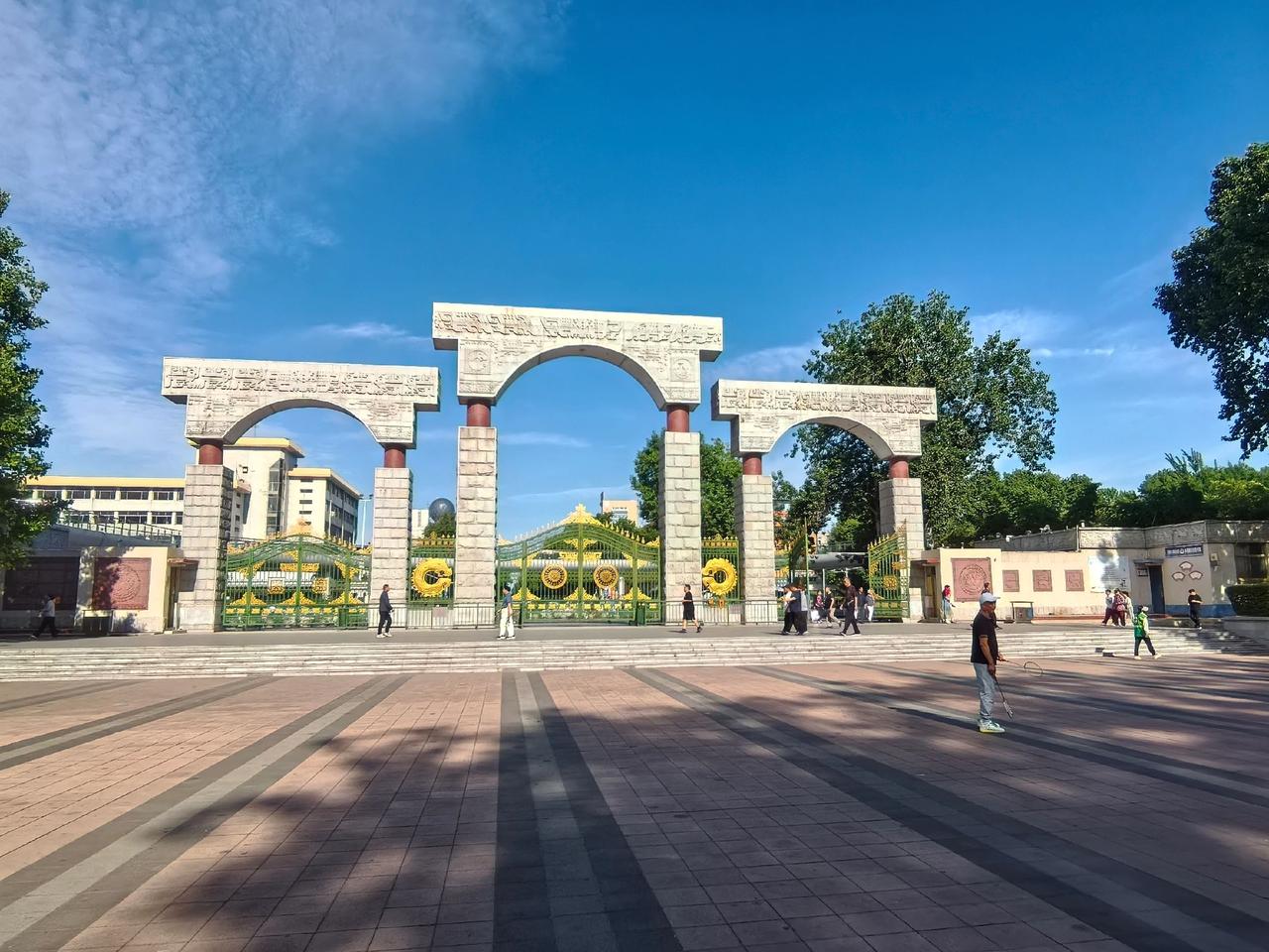 安阳市人民公园位于文峰区东风路，始建于上世纪60年代，是市区老牌综合性公园，占地