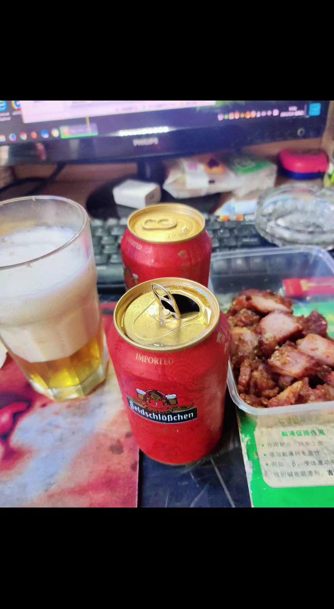 🍻泡沫漫过杯沿时，键盘声都温柔了。肉香裹着酒气，是成年人的深夜乌托邦✨。孤独？